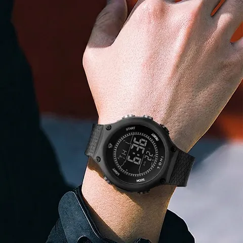 TOMI Montre Numérique de Sport pour Hommes Étanche Montre-Bracelet Électronique avec Rétroéclairage LED Affichage Date Semaine Bracelet en TPE Mode de Plein Air
