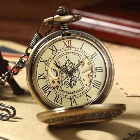 Montre à Gousset Mécanique Vintage Steampunk Squelette Boîtier en Alliage avec Bois Chiffres Romains Gravés Couvercle Chaîne Cadeau