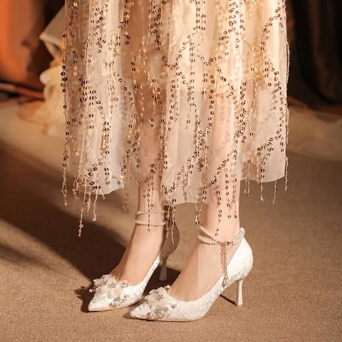 Stile Fata Francese Raso Bianco Punta Tacchi Alti Con Fiori 3D Strass Perla Artificiale Catena Da Caviglia Sposa Matrimonio Stiletto Pumps Donna