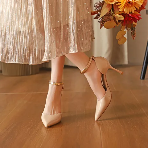 Décolleté da Donna a Punta con Tacco a Spillo Cinturino alla Caviglia Catena in Metallo Pelle Verniciata Eleganti Scarpe