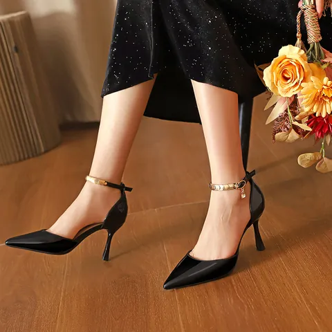Décolleté da Donna a Punta con Tacco a Spillo Cinturino alla Caviglia Catena in Metallo Pelle Verniciata Eleganti Scarpe