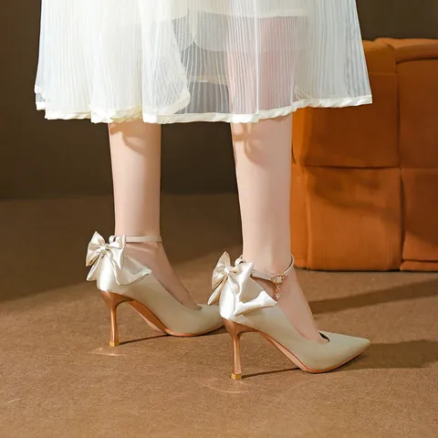 Eleganti Scarpe da Donna con Tacco Alto a Spillo a Punta in Raso con Fiocco e Cinturino alla Caviglia per Matrimoni