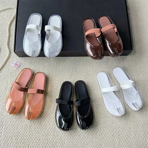 Pantoufles Jelly Décontractées pour Femmes Orteil Séparé Tabi PVC Cristal Bout Rond Mules Avec Sangle Élastique Semelle Souple Chaussures Été Plage