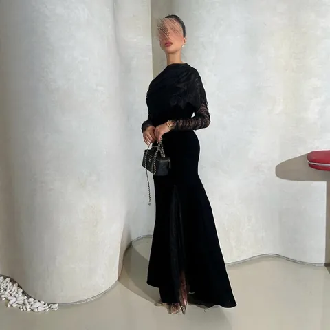 Elegante Vestido Maxi de Mujer Negro de Poliéster con Patchwork de Encaje Corte Ajustado Manga Larga Abertura Alta Fiesta