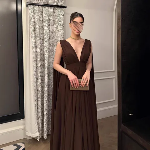 Elegante Koffiebruine Polyester Geplooide Chiffon Avondjurk Dames Diepe V-hals Rugloos Cape-mouwen Maxi Jurk Bruiloft Feest