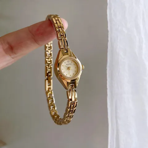 GEDI Dames Retro Goud Quartz Horloge Franse Vintage Kleine Wijzerplaat Legering Ketting Strass Luxe Elegant Metalen Polshorloge Sieraden