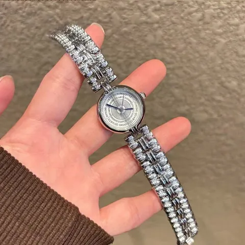 Retro Luxury Women Bracelet Watch Alloy Case Quartz Movement Water Resistant Elegant Round Dial Ladies Wristwatch Gift