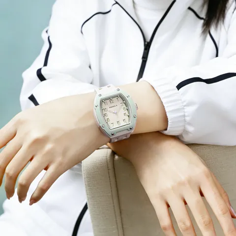 Montre à Quartz PANMILA pour Femmes en Forme de Tonneau Montre de Sport Style Minimaliste Avec Bracelet en Silicone et Coffret Cadeau