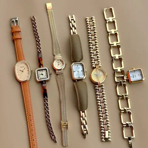 Dames Vintage Gouden Legering Quartz Horloge Retro Armband Stijl Strass Ingelegd Elegant Licht Luxe Dames Polshorloge
