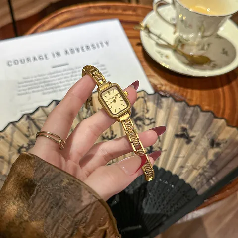 Vintage Rechteckige Quarzuhr für Damen SKHL Leichter Luxus Gold Silber Legierung Nische Kleines Gesicht Retro Armbanduhr Elegantes Zubehör