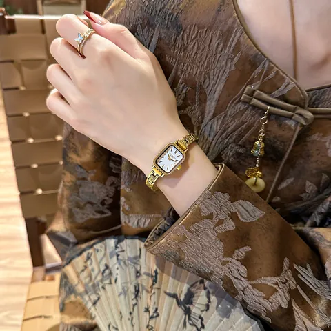 Vintage Rechteckige Quarzuhr für Damen SKHL Leichter Luxus Gold Silber Legierung Nische Kleines Gesicht Retro Armbanduhr Elegantes Zubehör