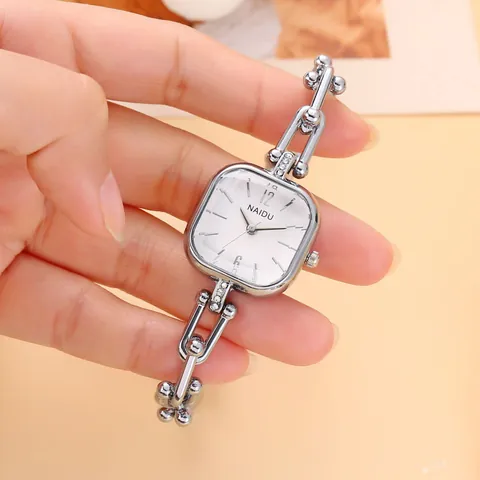 Montre à Quartz Minimaliste pour Femmes avec Cadran Carré et Bracelet Chaîne en Alliage Métallique avec Strass Bijoux de Luxe Cadeau