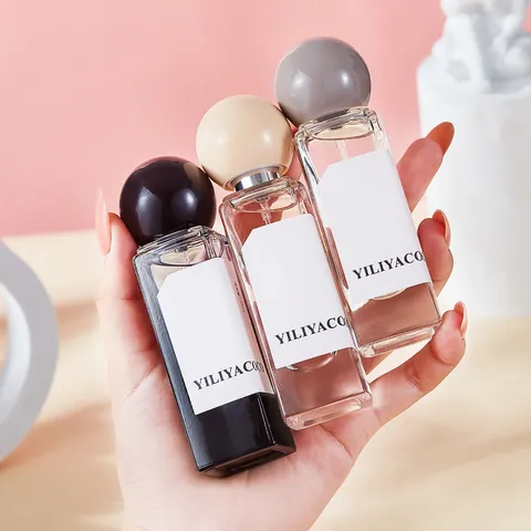 Profumo Donna a Lunga Durata 30ml Fragranza Fresca Floreale Fruttata Eau De Toilette Spray in Vetro Regalo Minimalista