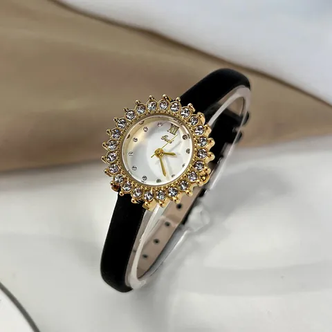 Women Vintage Quartz Watch Sun Flower Shape Rhinestone Bezel Roman Numeral Dial Leather Strap Fashion Commuter Wristwatch