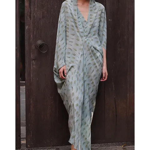Elegante Spaanse Niche Design Moerbeizijde Bedrukte Maxi Jurk V-hals Onregelmatige Knopzoom Inktwassing Print Jurk Dames