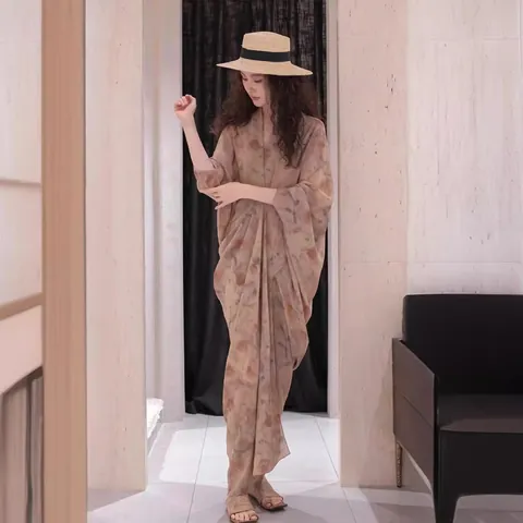 Elegante Spaanse Niche Design Moerbeizijde Bedrukte Maxi Jurk V-hals Onregelmatige Knopzoom Inktwassing Print Jurk Dames