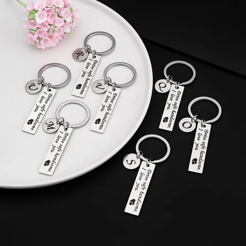 Llavero Grabado de Acero Inoxidable Drive Safe Handsome Colgante con Letra del Alfabeto Inicial Regalo de Corazón Personalizado para Hombre Novio Esposo