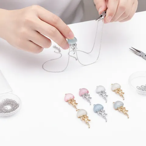 Colgantes de Medusa Delfín Cola de Sirena Concha de Resina y Aleación de Zinc Iridiscente para Hacer Joyas DIY Pulsera Collar Pendientes Accesorios