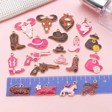 Western Cowboy Stijl Geëmailleerde Bedels Zinklegering Hangers Stierenschedel Laars Hoed Revolver Vorm Voor DIY Sieraden Maken Kettingen Armbanden Roze Bruin Accessoires