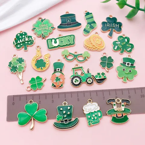 Bréloques en Alliage de Zinc Émaillé DIY pour la Saint-Patrick Trèfle à Quatre Feuilles Trèfle Chapeau de Leprechaun Chope de Bière Pendentif pour la Fabrication de Bijoux