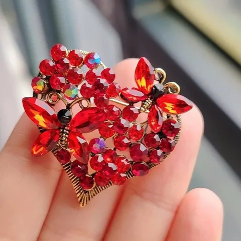 Vintage Rhinestone Butterfly Heart Brooch For Women Luxurious Elegant Alloy Floral Corsage Suit Coat Pin Fashion Jewelry Accessory