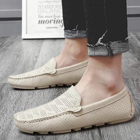 Mocassins Décontractés pour Hommes Respirants Ajourés Slip-on Chaussures de Conduite Tendance Couleur Unie Cuir PU Moccasins Plats Marche Extérieure