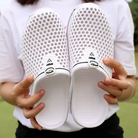 Sabots de Couple d'Été Respirants Évidés en Nid d'Abeille Chaussures de Jardin Légers en Plastique EVA Sandales Plates pour Hommes Femmes Décontracté