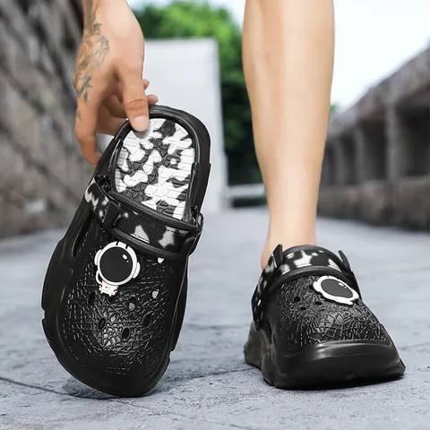 Summer Casual EVA Clogs Breathable Thick Sole Beach Sandals For Men Women Astronaut Charm Fashion Couple Garden Shoes