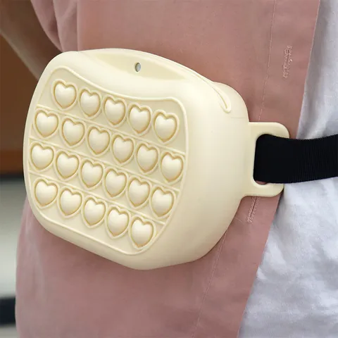 Pochette à Friandises en Silicone Imperméable pour Chien Sac à Collations Portable Avec Design Pop-it en Cœur Fermeture Magnétique Ceinture Réglable