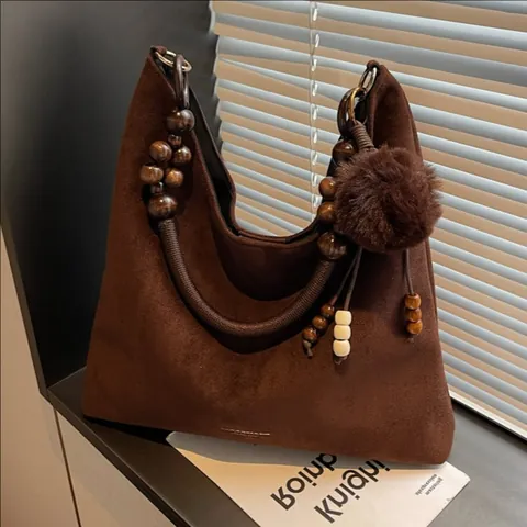 Bolso Tote Retro para Mujer de Gamuza Sintética Gran Capacidad Bolso de Hombro Hobo Con Asa de Cuentas de Madera y Colgante de Bola de Peluche Bolso Diario