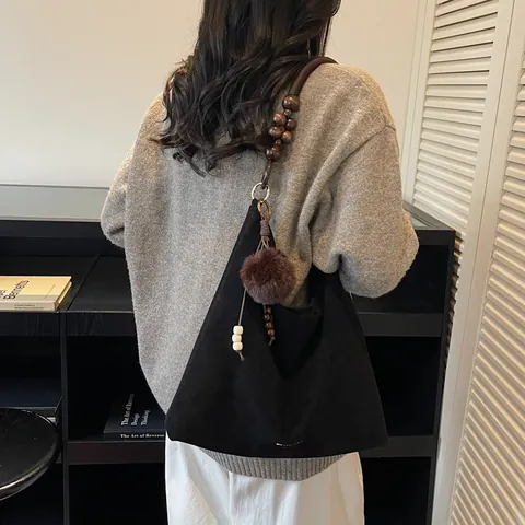 Bolso Tote Retro para Mujer de Gamuza Sintética Gran Capacidad Bolso de Hombro Hobo Con Asa de Cuentas de Madera y Colgante de Bola de Peluche Bolso Diario