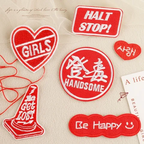 Rode Geborduurde Letters Patches Polyester Opstrijkbaar Hart Badge Voor Kleding Tassen Hoed DIY Decoratieve Applicatie Borduursel Stickers