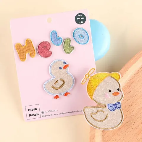 Cartone Animato Anatra Hello Lettera Ricamato Patch Set Autoadesivo Toppa in Tessuto Abbigliamento Accessorio Riparazione DIY Decor