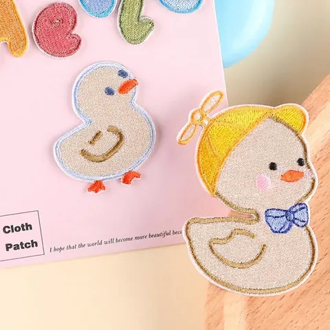 Cartone Animato Anatra Hello Lettera Ricamato Patch Set Autoadesivo Toppa in Tessuto Abbigliamento Accessorio Riparazione DIY Decor