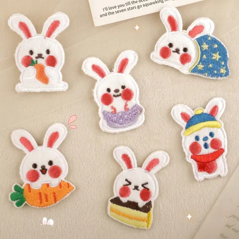 Écussons Brodés Lapin de Dessin Animé Mignon en Tissu Peluche Applique Auto-adhésive Pour Vêtements Sacs Chapeaux DIY