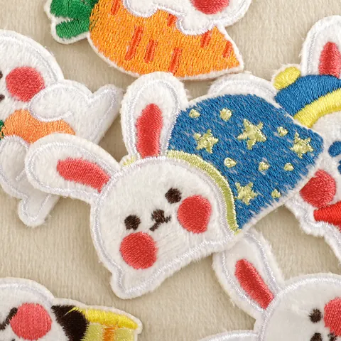 Écussons Brodés Lapin de Dessin Animé Mignon en Tissu Peluche Applique Auto-adhésive Pour Vêtements Sacs Chapeaux DIY