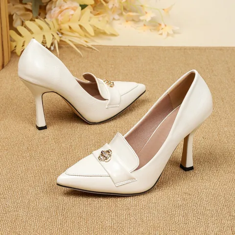 Zapatos de Tacón Alto con Punta Vintage Francés para Mujer Elegantes Salones de Microfibra con Adorno de Camelia Dorada
