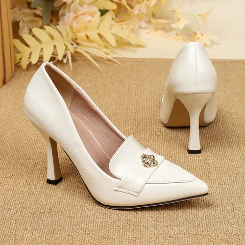 Zapatos de Tacón Alto con Punta Vintage Francés para Mujer Elegantes Salones de Microfibra con Adorno de Camelia Dorada