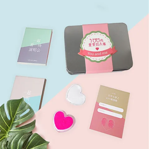 Set Regalo Gioco di Carte Sfida Romantica per Coppie con Scatola di Latta e Tampone a Cuore Regalo San Valentino Anniversario