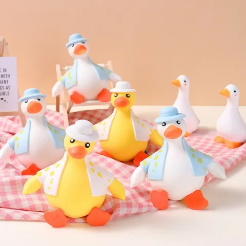 Schattige Cartoon Eend Squishy Langzame Terugslag Stressverlichting Speelgoed Met Hoed Kleding Voor Kinderen Volwassenen Kantoor Huis Decoratief Cadeau