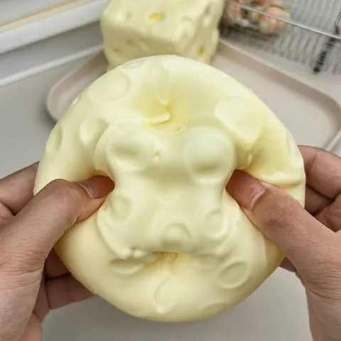 Jouet Squishy en Forme de Fromage Malléable Anti-stress Jouet Sensoriel pour Enfants Adultes Fromage Slow Rising Jouet à Presser Doux Cadeau