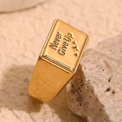 Anillo De Sello Motivador Never Give Up Chapado En Oro De 18K Acero Inoxidable Cepillado Geométrico Cuadrado Para Mujer