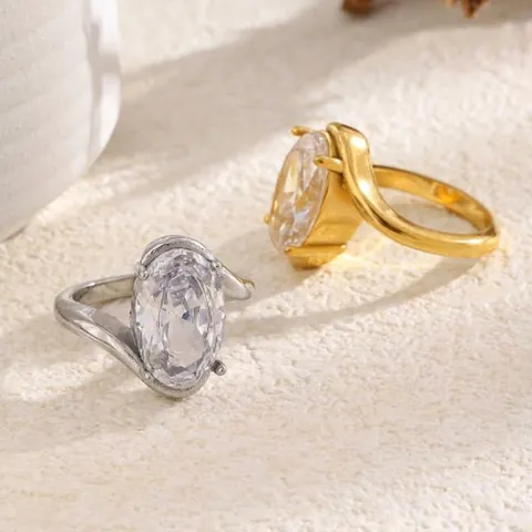 Ovaler Zirkon Ring 18 Karat Vergoldeter Edelstahl Solitär Stromlinienförmiges Asymmetrisches Band Minimalistischer Luxusschmuck