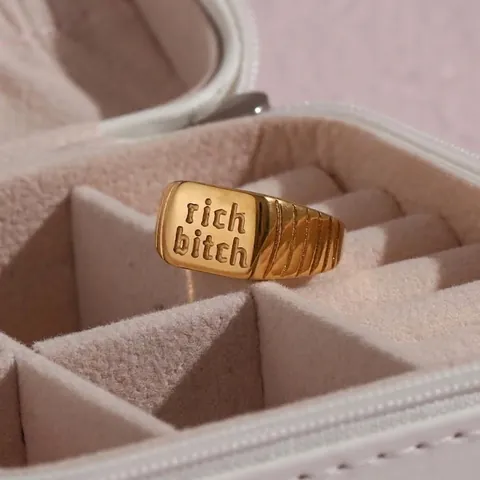 Bague Chevalière Lettre Rich Bitch en Acier Inoxydable Poli pour Femmes Bijoux de Doigt Déclaration Plaqués Or Mode Minimaliste