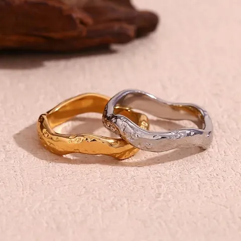 Anello a Onda Vintage in Acciaio Inossidabile Placcato Oro 18K con Trama Martellata per Donna Anello a Dito Geometrico Minimalista alla Moda