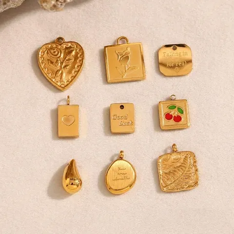 Ciondoli Pendenti In Acciaio Inossidabile Placcato Oro 18K Cuore Rosa Ciliegia Inciso Buona Fortuna Gioielli DIY