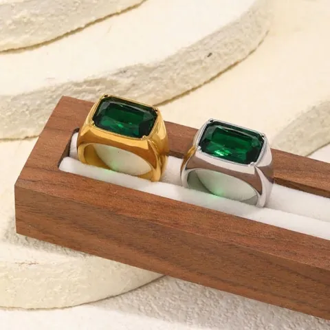 Minimalistischer Smaragdgrüner Zirkon Ring Edelstahl 18K Vergoldet Luxus Französischer Vintage Schmuck Damen