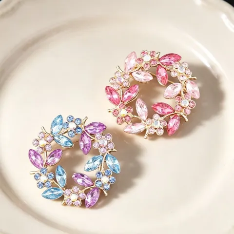 Korean Fashion Alloy Rhinestone Brooch Pin For Women Butterfly Swan Clover Crown Animal Shape Small Lapel Pins Jewelry Gift