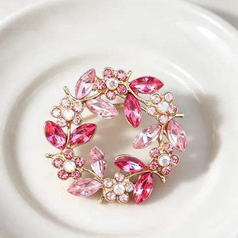 Korean Fashion Alloy Rhinestone Brooch Pin For Women Butterfly Swan Clover Crown Animal Shape Small Lapel Pins Jewelry Gift