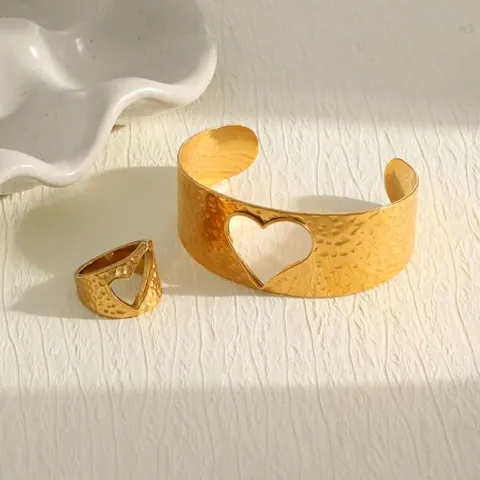 Parure de Bijoux en Acier Inoxydable Plaqué Or 18K pour Femme Bracelet Jonc Ouvert Martelé avec Cœur Évidé et Bague